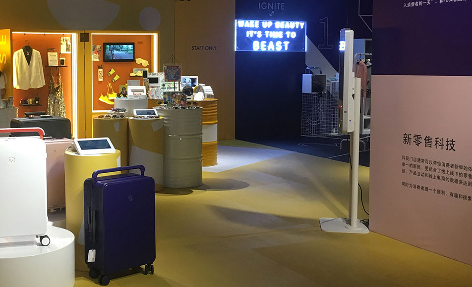 Fournir un dispositif d'affichage de vente au détail frais et intéressant pour les nouveaux magasins de technologies de vente au détail